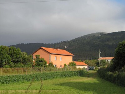 "La Casa Roxa" Confortable y cómoda, con amplio jardín y preciosas vistas al mar