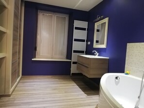 Salle du bain du bas avec baignoire 