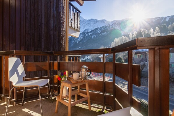 Sunny & large balcony