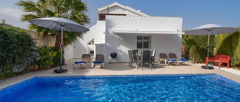 med privat pool og terrasse