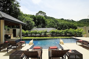 Swimming Pool with Integral Jacuzzi