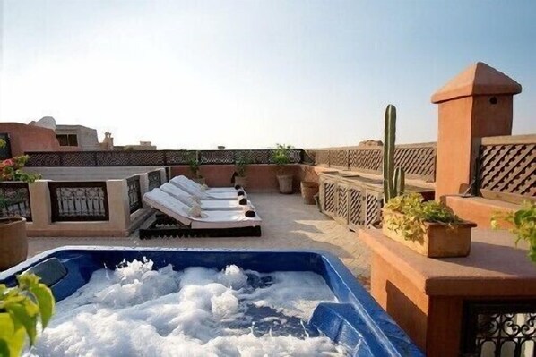 Outdoor spa tub