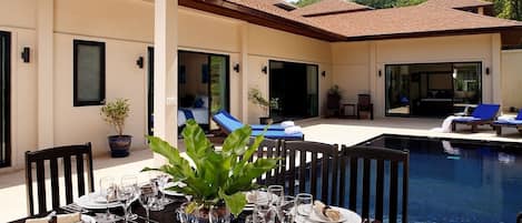 Gemstone Villa: Outside Dining, BBQ & Private Pool