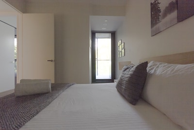 Luxe St Kilda Apartment with Parking, Netflix, Wine, WiFi, and Spotify Music