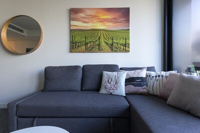 Luxe St Kilda Apartment with Parking, Netflix, Wine, WiFi, and Spotify Music