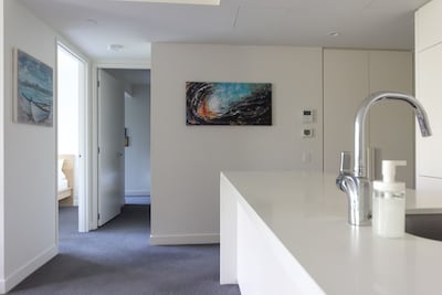 Luxe St Kilda Apartment with Parking, Netflix, Wine, WiFi, and Spotify Music