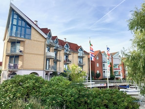Cuxland-Fewo-Service - City Marina-Fassade-Eingang