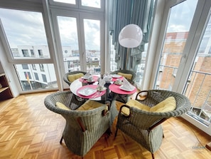 Cuxland-Fewo-Service - City Marina-Wohnzimmer