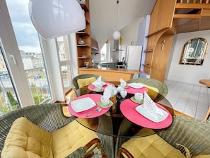 Cuxland-Fewo-Service - City Marina-Küchenzeile-Esszimmer