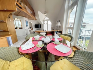 Cuxland-Fewo-Service - City Marina-Wohn/Esszimmer