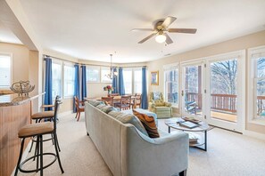 Open Floor Plan--- Bright and Inviting 