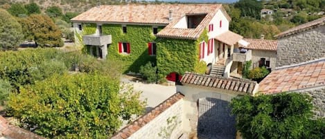 Gîte l'ESCOUSSOU , le Mas des Grads de Perret , Ardèche