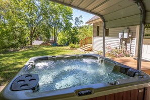 Hot Tub - Outdoor Hot tub