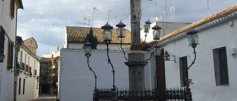 Edificio de ladrillo a espaldas del Cristo de los Faroles. Pleno Centro-Casco H.