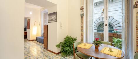 Living room with little flowery balcony and Vietri majolica floor