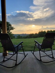 The Retreat on Fisher Lane - Secluded Getaway with Valley View - Wi-Fi 