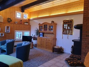 Salon spacieux avec TV par câble et poêle suédois