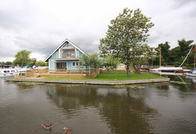 Freistehendes Ferienhaus am Fluss, zentrale Lage in Norfolk Broads, Horning