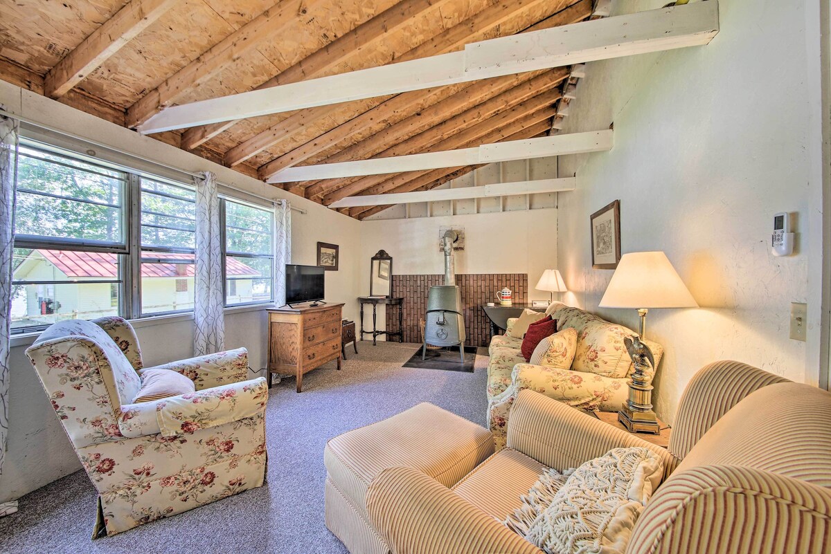 Rustic Retreat Across from Lake; Family Friendly!
