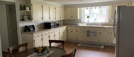 Kitchen/Dining Area