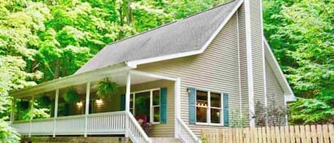 Getaway from it all - and yet be close to Traverse City.  Great vacation rental to use as a jumping off point - close to beaches, Sleeping Bear Dunes, TC, Leelanau peninsula, wineries, and Sutton's Bay.