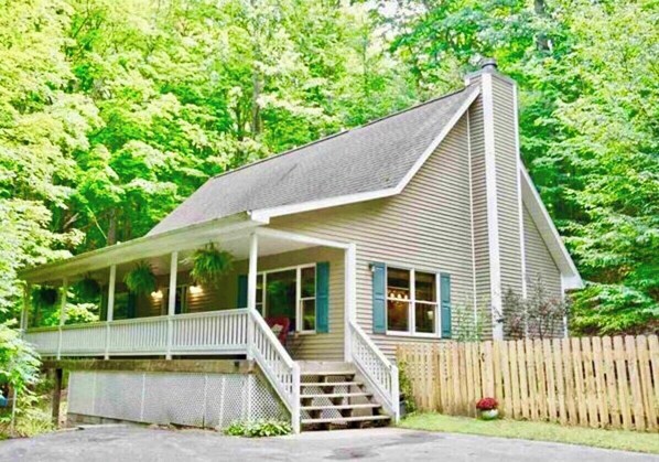 Getaway from it all - and yet be close to Traverse City.  Great vacation rental to use as a jumping off point - close to beaches, Sleeping Bear Dunes, TC, Leelanau peninsula, wineries, and Sutton's Bay.