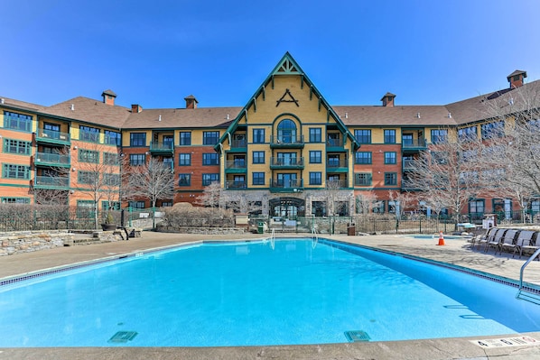 This Vernon Township vacation rental features a community pool!