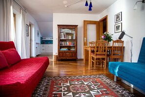 Ferienwohnung Inselblick: 2 Schlafzimmer, 90qm, grosser Balkon mit See- und Bergblick-Inselblick - Wohnbereich