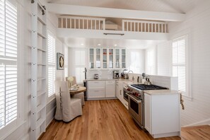 Upper FL Dining, KItchen, Stairway