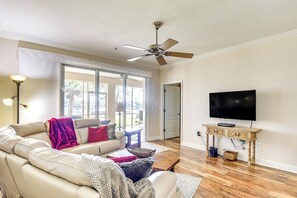 Living Room | Smart TV | Free WiFi | Open Layout