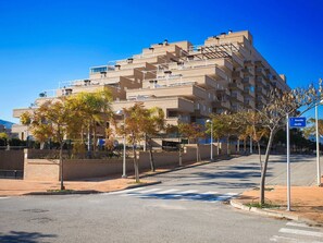 Residential Area, Sky, Architecture, Daytime, Neighbourhood, Property, Building, Town, Mixed-Use, Tree