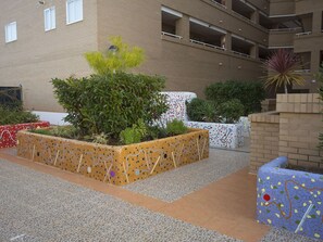 Property, Wall, Courtyard, Residential Area, Architecture, Flowerpot, Landscape, Garden, Landscaping, Real Estate