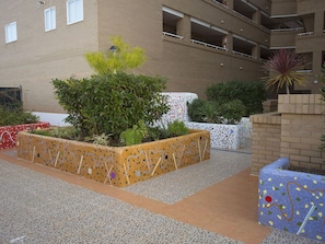Propriété, Mur, Cour, Zone Résidentielle, Architecture, Pot De Fleur, Paysage, Jardin, Aménagement Paysager, Immobilier