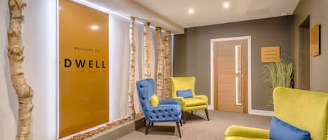 Coin salon dans le hall