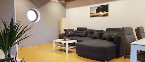 gemütliches Sofa mit Schlaffunktion für Zwei