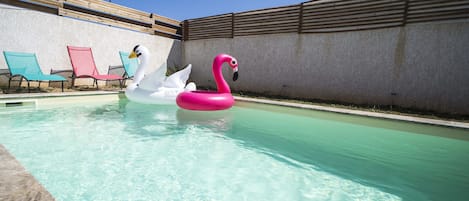 Venez profiter d'une Villa avec piscine pour vous détendre durant votre séjour.