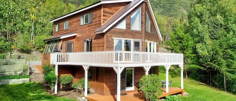 Beautiful cabin perched in the forest, with 2 large decks.