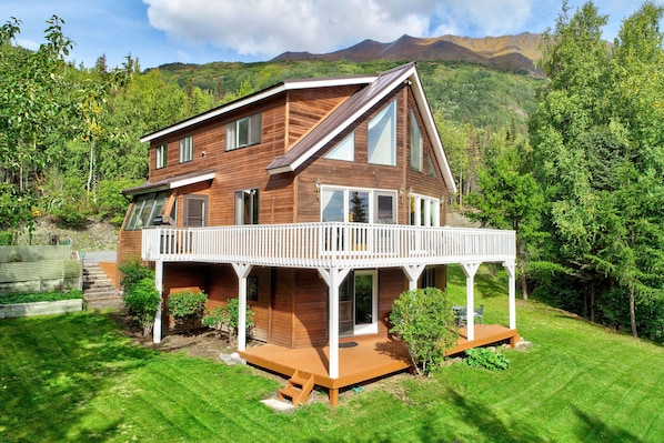 Beautiful cabin perched in the forest, with 2 large decks.