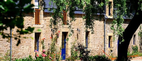 Le gite dans son écrin de verdure