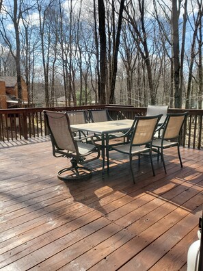 Large oversized deck with gas grill  extra propane and umbrella provided 