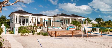 Welcome to Beach House, located directly on Taylor Bay Beach.