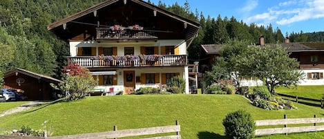 Ferienwohnung Stephanie & Claus Sennhofer mit dem wunderschönen Bach vor dem Haus