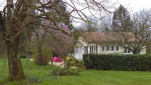 Le gîte 1 est dans dans un grand espace de verdure clos