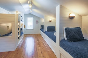Your kids will LOVE this bunk bedroom!