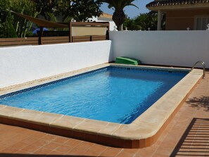 Private pool (8m x 4m) with 6 Sunbeds 