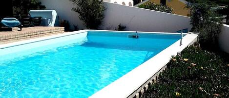 Piscine, jardin, barbecue