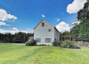 Maine Village Properties 5 AC units, sleeps 16 and HOT TUB