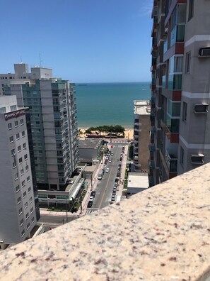 Foto da vista da piscina que fica na cobertura