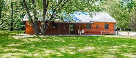 Outside front photo of Grandma's cabin with plenty of yard space