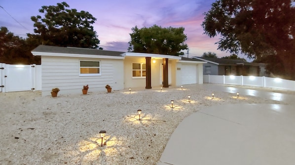 01_Welcome To Your Mid-Century Modern Retro Oasis
